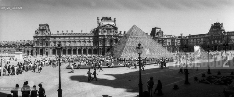 Paris, 1989. Pyramid by architect Ieoh Ming Pei in front of the Louvre Museum / Parigi, 1989. Piramide progettata dallarchitetto Ieoh Ming Pei davanti al Museo del Louvre - ©Marcello Mencarini/Rosebud2