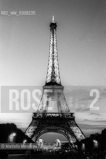 Paris, 1995. Neon on the Eiffel Tower for the Cinema Centenary Celebration / Parigi, 1995. Scritta luminose sulla Torre Eiffel per i Festeggiamenti del centenario del Cinema - ©Marcello Mencarini/Rosebud2