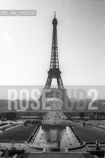 Paris, 1995. Neon on the Eiffel Tower for the Cinema Centenary Celebration / Parigi, 1995. Scritta luminose sulla Torre Eiffel per i Festeggiamenti del centenario del Cinema - ©Marcello Mencarini/Rosebud2