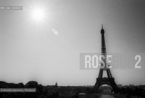 Paris, 1995. Neon on the Eiffel Tower for the Cinema Centenary Celebration / Parigi, 1995. Scritta luminose sulla Torre Eiffel per i Festeggiamenti del centenario del Cinema - ©Marcello Mencarini/Rosebud2