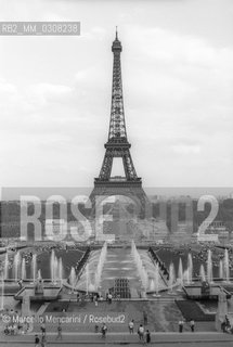 Paris, 1995. Neon on the Eiffel Tower for the Cinema Centenary Celebration /Parigi, 1995. Scritta luminose sulla Torre Eiffel per i Festeggiamenti del centenario del Cinema - ©Marcello Mencarini/Rosebud2