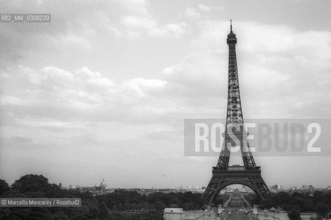 Paris, 1995. Neon on the Eiffel Tower for the Cinema Centenary Celebration /Parigi, 1995. Scritta luminose sulla Torre Eiffel per i Festeggiamenti del centenario del Cinema - ©Marcello Mencarini/Rosebud2