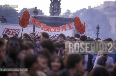 Paris, 1985. Demonstration against racism Touche pas à mon pote (dont touch my friend) organized by SOS Racisme / Parigi 1985. Manifestazione contro il razzismo Touche pas à mon pote (non toccare il mio amico) organizzata da SOS Racisme - ©Marcello Mencarini/Rosebud2