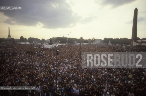 Paris, 1985. Concert against racism Touche pas à mon pote (dont touch my friend) organized by SOS Racisme on Place de la Concorde / Parigi 1985. Concerto contro il razzismo Touche pas à mon pote (non toccare il mio amico) organizzato da SOS Racisme in piazza della Concordia - ©Marcello Mencarini/Rosebud2