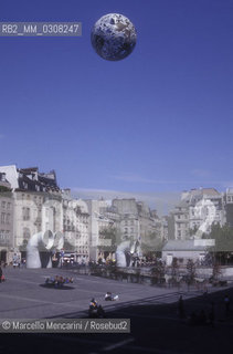 Paris, 1989. Square of the Centre Pompidou / Parigi, 1989. Piazza del Centre Pompidou - ©Marcello Mencarini/Rosebud2