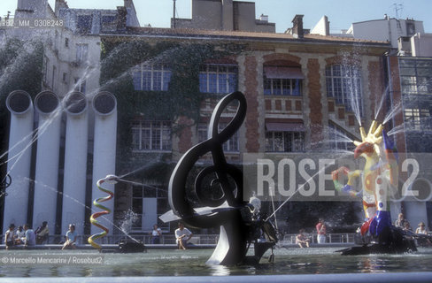 Paris, 1989. The Stravinsky Fountain, created by Jean Tinguely and Niki de Saint Phalle in 1983, between the Centre Pompidou and the Church of Saint-Merri (Beaubourg area) / Parigi, 1989. La fontana Stravinsky realizzata nel 1983 da Jean Tinguely e Niki de Saint Phalle fra il Centro Pompidou e la chiesa di Saint-Merri (Beaubourg) - ©Marcello Mencarini/Rosebud2