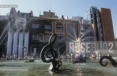 Paris, 1989. The Stravinsky Fountain, created by Jean Tinguely and Niki de Saint Phalle in 1983, between the Centre Pompidou and the Church of Saint-Merri (Beaubourg area) / Parigi, 1989. La fontana Stravinsky realizzata nel 1983 da Jean Tinguely e Niki de Saint Phalle fra il Centro Pompidou e la chiesa di Saint-Merri (Beaubourg) - ©Marcello Mencarini/Rosebud2