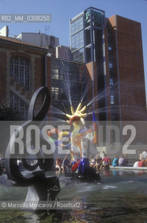 Paris, 1989. The Stravinsky Fountain, created by Jean Tinguely and Niki de Saint Phalle in 1983, between the Centre Pompidou and the Church of Saint-Merri (Beaubourg area) / Parigi, 1989. La fontana Stravinsky realizzata nel 1983 da Jean Tinguely e Niki de Saint Phalle fra il Centro Pompidou e la chiesa di Saint-Merri (Beaubourg) - ©Marcello Mencarini/Rosebud2