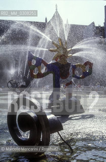 Paris, 1989. The Stravinsky Fountain, created by Jean Tinguely and Niki de Saint Phalle in 1983, between the Centre Pompidou and the Church of Saint-Merri (Beaubourg area) / Parigi, 1989. La fontana Stravinsky realizzata nel 1983 da Jean Tinguely e Niki de Saint Phalle fra il Centro Pompidou e la chiesa di Saint-Merri (Beaubourg) - ©Marcello Mencarini/Rosebud2