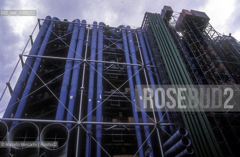 Paris, 1989. Exterior view of the Centre Pompidou in the Beaubourg area / Parigi, 1989. Veduta esterna del Centre Pombidou al Beaubourg - ©Marcello Mencarini/Rosebud2