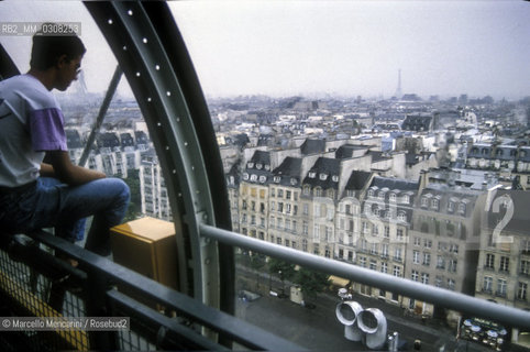Paris, 1989. The square of the Centre Pompidou viewed from inside the building / Parigi, 1989. Piazza del Centre Pompidou vista dallinterno delledificio - ©Marcello Mencarini/Rosebud2