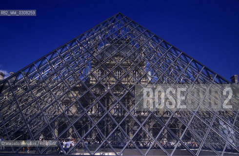 Paris, 1989. Pyramid by architect Ieoh Ming Pei in front of the Louvre Museum / Parigi, 1989. Piramide progettata dallarchitetto Ieoh Ming Pei davanti al Museo del Louvre - ©Marcello Mencarini/Rosebud2
