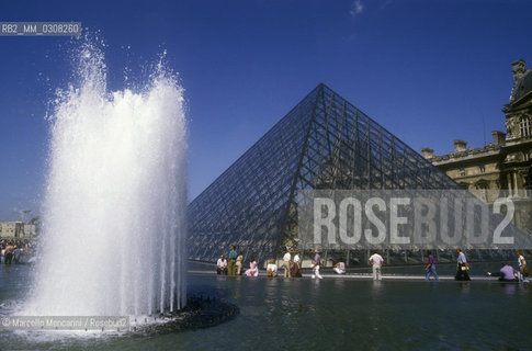 Paris, 1989. Pyramid by architect Ieoh Ming Pei in front of the Louvre Museum / Parigi, 1989. Piramide progettata dallarchitetto Ieoh Ming Pei davanti al Museo del Louvre - ©Marcello Mencarini/Rosebud2