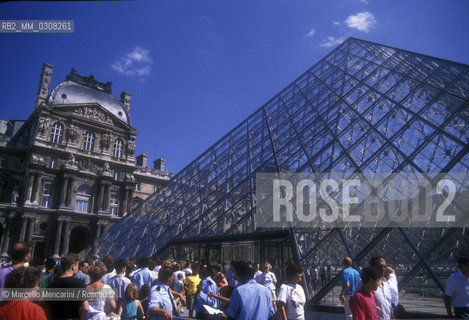 Paris, 1989. Pyramid by architect Ieoh Ming Pei in front of the Louvre Museum / Parigi, 1989. Piramide progettata dallarchitetto Ieoh Ming Pei davanti al Museo del Louvre - ©Marcello Mencarini/Rosebud2