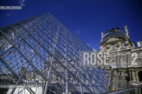 Paris, 1989. Pyramid by architect Ieoh Ming Pei in front of the Louvre Museum / Parigi, 1989. Piramide progettata dallarchitetto Ieoh Ming Pei davanti al Museo del Louvre - ©Marcello Mencarini/Rosebud2