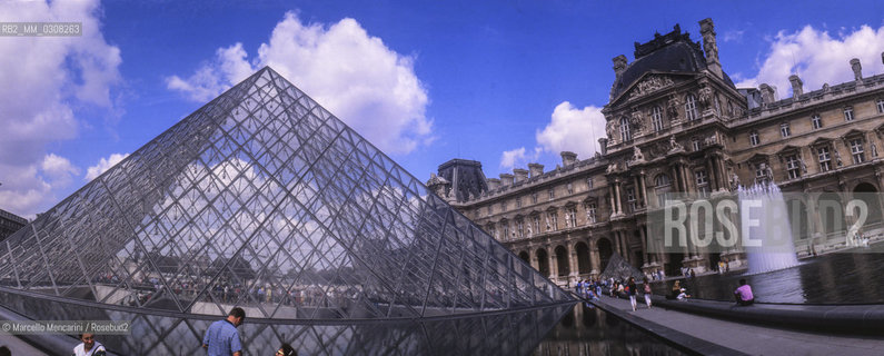 Paris, 1989. Pyramid by architect Ieoh Ming Pei in front of the Louvre Museum / Parigi, 1989. Piramide progettata dallarchitetto Ieoh Ming Pei davanti al Museo del Louvre - ©Marcello Mencarini/Rosebud2