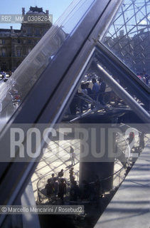 Paris, 1989. Pyramid by architect Ieoh Ming Pei in front of the Louvre Museum / Parigi, 1989. Piramide progettata dallarchitetto Ieoh Ming Pei davanti al Museo del Louvre - ©Marcello Mencarini/Rosebud2