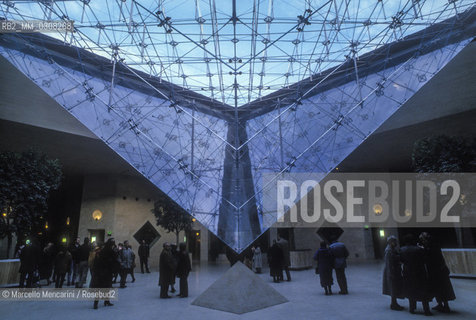 Paris, 1989. Pyramid by architect Ieoh Ming Pei in front of the Louvre Museum / Parigi, 1989. Piramide progettata dallarchitetto Ieoh Ming Pei davanti al Museo del Louvre - ©Marcello Mencarini/Rosebud2