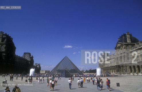 Paris, 1989. Pyramid by architect Ieoh Ming Pei in front of the Louvre Museum / Parigi, 1989. Piramide progettata dallarchitetto Ieoh Ming Pei davanti al Museo del Louvre - ©Marcello Mencarini/Rosebud2