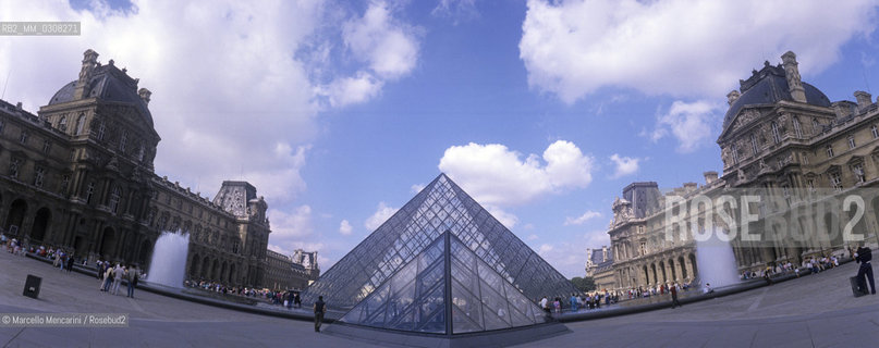Paris, 1989. Pyramid by architect Ieoh Ming Pei in front of the Louvre Museum / Parigi, 1989. Piramide progettata dallarchitetto Ieoh Ming Pei davanti al Museo del Louvre - ©Marcello Mencarini/Rosebud2