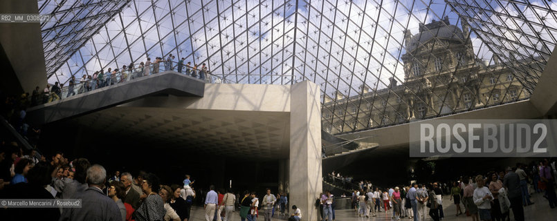 Paris, 1989. Pyramid by architect Ieoh Ming Pei in front of the Louvre Museum / Parigi, 1989. Piramide progettata dallarchitetto Ieoh Ming Pei davanti al Museo del Louvre - ©Marcello Mencarini/Rosebud2