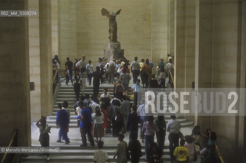 Paris, 1989. The Winged Victory of Samothrace, also called the Nike of Samothrace, in the Louvre Museum / Parigi, 1989. la Nike di Samotracia nel museo del Louvre - ©Marcello Mencarini/Rosebud2