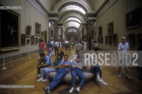 Paris, 1989. Visitors in the Louvre Museum / Parigi, 1989. Pubblico allinterno del museo del Louvre - ©Marcello Mencarini/Rosebud2