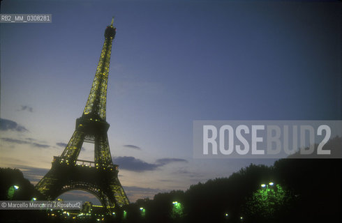 Paris, 1989. The Eiffel Tower / Parigi, 1989. La Torre Eiffel - ©Marcello Mencarini/Rosebud2