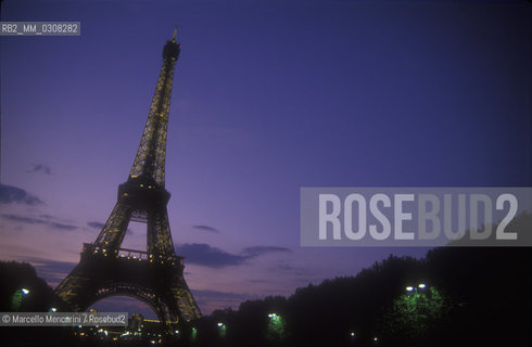 Paris, 1989. The Eiffel Tower / Parigi, 1989. La Torre Eiffel - ©Marcello Mencarini/Rosebud2