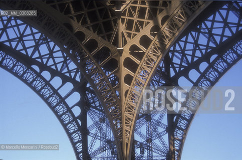 Paris, 1989. The Eiffel Tower / Parigi, 1989. La Torre Eiffel - ©Marcello Mencarini/Rosebud2