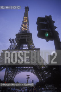 Paris, 1995. Neon on the Eiffel Tower for the Cinema Centenary Celebration /Parigi, 1995. Scritta luminose sulla Torre Eiffel per i Festeggiamenti del centenario del Cinema - ©Marcello Mencarini/Rosebud2