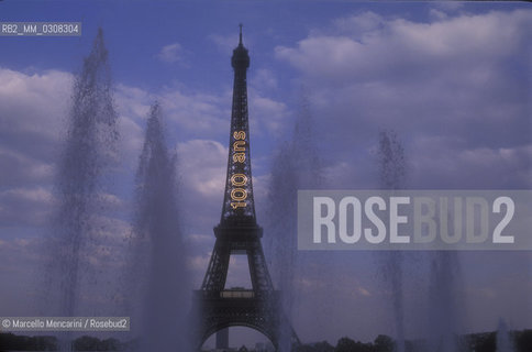 Paris, 1995. Neon on the Eiffel Tower for the Cinema Centenary Celebration /Parigi, 1995. Scritta luminose sulla Torre Eiffel per i Festeggiamenti del centenario del Cinema - ©Marcello Mencarini/Rosebud2