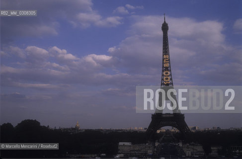 Paris, 1995. Neon on the Eiffel Tower for the Cinema Centenary Celebration /Parigi, 1995. Scritta luminose sulla Torre Eiffel per i Festeggiamenti del centenario del Cinema - ©Marcello Mencarini/Rosebud2
