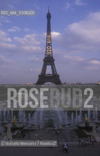 Paris, 1995. Neon on the Eiffel Tower for the Cinema Centenary Celebration /Parigi, 1995. Scritta luminose sulla Torre Eiffel per i Festeggiamenti del centenario del Cinema - ©Marcello Mencarini/Rosebud2