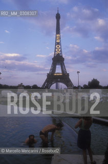 Paris, 1995. Neon on the Eiffel Tower for the Cinema Centenary Celebration /Parigi, 1995. Scritta luminose sulla Torre Eiffel per i Festeggiamenti del centenario del Cinema - ©Marcello Mencarini/Rosebud2