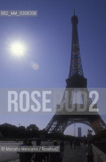 Paris, 1995. Neon on the Eiffel Tower for the Cinema Centenary Celebration /Parigi, 1995. Scritta luminose sulla Torre Eiffel per i Festeggiamenti del centenario del Cinema - ©Marcello Mencarini/Rosebud2