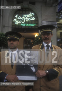 Paris, 1995. Scribe Hotel on 14 Bld. des Capucines: the old entrance of the Salon Idien in the Grand Café, where there was the Lumières first public film screening on 28 December 1895 / Parigi, 1995. Hotel Scribe, Bld. des Capucines 14: il vecchio ingresso del Salon Indien del Grand café,  dove i fratelli Lumière fecero la prima proiezione pubblica di un film il 28 dicembre 1895 - ©Marcello Mencarini/Rosebud2