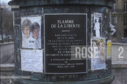Paris, Alma Bridge, 1999. Messages in memory of Princess Diana on the statue of Libertys Flame located over the Alma Tunnel, where happened the car accident that killed her in 1997 / Parigi, Ponte dellAlma, 1999. Messaggi in memoria della principessa Diana sul monumento alla fiamma della libertà che si trova sopra il tunnel dellAlma, dove avvenne lincidente stradale nel quale morì - ©Marcello Mencarini/Rosebud2