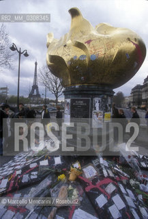 Paris, Alma Bridge, 1999. Messages in memory of Princess Diana on the statue of Libertys Flame located over the Alma Tunnel, where happened the car accident that killed her in 1997 / Parigi, Ponte dellAlma, 1999. Messaggi in memoria della principessa Diana sul monumento alla fiamma della libertà che si trova sopra il tunnel dellAlma, dove avvenne lincidente stradale nel quale morì - ©Marcello Mencarini/Rosebud2