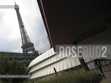 Paris, Musee du quai Branly  - Museum of Arts and Civilizations on Quai Branly. The building, designed by architect Jean Nouvel is dedicated to art from Africa, Asia, Oceania and from the Americas / Parigi, Museo di Arte e Civiltà Quai Branly, ideato dallarchitetto Jean Nouvel e dedicato allarte prodotta in Africa, Asia, Oceania e nelle Americhe - ©Marcello Mencarini/Rosebud2