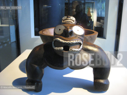 Paris, Musee du quai Branly - Museum of Arts and Civilizations on Quai Branly, Art and Divinity in Polynesia, 1760-1860 Exhibition. In this picture, Bowl with two figure supports: This Kava bowl, supported by two grimacing figures, was presented to Captain Charles Clerke by a chief of Kaua’i (Hawaii) on 23 January 1778, during Cook’s final voyage and the first visit by Europeans to Hawaii.  It has been held in the collections of the British Museum since 1780 / Parigi, Museo di Arte e Civiltà Quai Branly, Mostra Arte e divinità in Polinesia 1760-1860. In questa foto, ciotola con due figure supporto, donata al capitano Charles Clerke da un capo di Kauai (Hawaii) il 23 gennaio 1778, durante lultimo viaggio di Cook e la prima visita di uomini europei alle Hawaii. Si trova nelle collezioni del British Museum dal 1780 - ©Marcello Mencarini/Rosebud2