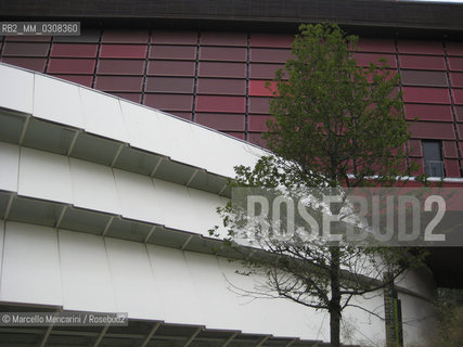 Paris, Musee du quai Branly - Museum of Arts and Civilizations on Quai Branly. The building, designed by architect Jean Nouvel is dedicated to art from Africa, Asia, Oceania and from the Americas / Parigi, Museo di Arte e Civiltà Quai Branly, ideato dallarchitetto Jean Nouvel e dedicato allarte prodotta in Africa, Asia, Oceania e nelle Americhe - ©Marcello Mencarini/Rosebud2