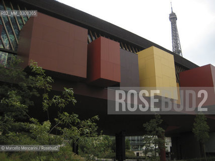 Paris, Musee du quai Branly - Museum of Arts and Civilizations on Quai Branly. The building, designed by architect Jean Nouvel is dedicated to art from Africa, Asia, Oceania and from the Americas / Parigi, Museo di Arte e Civiltà Quai Branly, ideato dallarchitetto Jean Nouvel e dedicato allarte prodotta in Africa, Asia, Oceania e nelle Americhe - ©Marcello Mencarini/Rosebud2