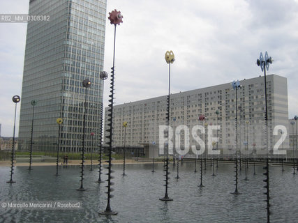 Paris, Esplanade de la Défense. Les Signaux Lumineux by Takis (1990). This sculpture is installed atop of Esplanade Metro. Les Signaux Lumineux di Takis (1990). Questopera è installata alluscita della fermata Esplanade della Metropolitana - ©Marcello Mencarini/Rosebud2