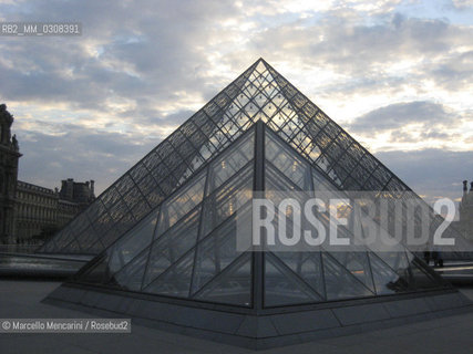 Paris, Pyramid by architect Ieoh Ming Pei in front of the Louvre Museum / Parigi, Piramide progettata dallarchitetto Ieoh Ming Pei davanti al Museo del Louvre - ©Marcello Mencarini/Rosebud2