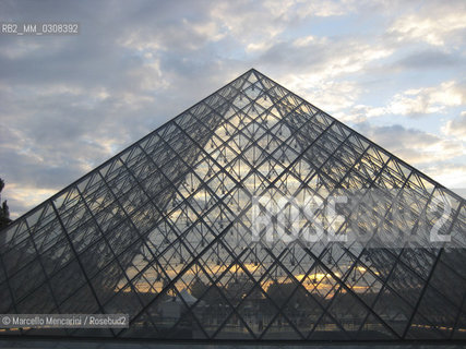 Paris, Pyramid by architect Ieoh Ming Pei in front of the Louvre Museum / Parigi, Piramide progettata dallarchitetto Ieoh Ming Pei davanti al Museo del Louvre - ©Marcello Mencarini/Rosebud2