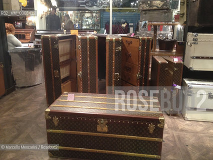 Paris, 2014. Luois Vuitton suitcases for sale at Glignancourt Market / Parigi, 2014. Vecchie valigie di Louis Vuitton in vendita al mercato di Glignancourt - ©Marcello Mencarini/Rosebud2
