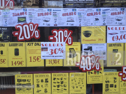 Paris, 2014. Shop window on Rue Montgallet in the Picpus district (12th arrondissement). In this street there are many shops of computer equipment at very affordable prices / Parigi, 2014. Vetrina in rue Montgallet, nel quartiere di Picpus (12° arrondissement). In questa via si concentrano numerosi negozi di computers e materiali per linformatica a prezzi molto convenienti  - ©Marcello Mencarini/Rosebud2