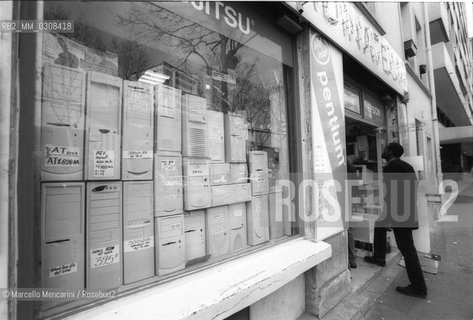 Paris, 1999. Rue Montgallet in the Picpus district (12th arrondissement). In this street there are many shops of computer equipment at very affordable prices / Parigi, 1999, rue Montgallet nel quartiere di Picpus (12° arrondissement). In questa via si concentrano numerosi negozi di computers e materiali per linformatica a prezzi molto convenienti - ©Marcello Mencarini/Rosebud2