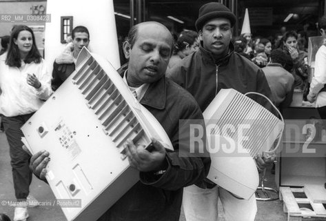 Paris, 1999. Rue Montgallet in the Picpus district (12th arrondissement). In this street there are many shops of computer equipment at very affordable prices / Parigi, 1999, rue Montgallet nel quartiere di Picpus (12° arrondissement). In questa via si concentrano numerosi negozi di computers e materiali per linformatica a prezzi molto convenienti - ©Marcello Mencarini/Rosebud2